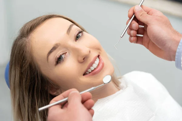 Een Vrouw Die Tanden Laat Onderzoeken Bij Tandartsen Tanden Bleken — Stockfoto