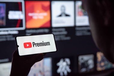 Wroclaw, Polonya - SEP 16, 2020: YouTube 'da özel logolu akıllı telefon tutan adam. Youtube Premium, Google tarafından geliştirilen ücretli video yayınlama servisidir.
