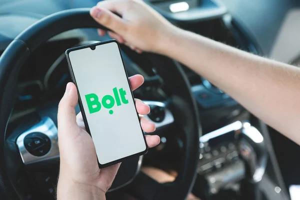 波兰Wroclaw Aug 2020 Bolt Driver Holding Smartphone Car Bolt公司正在为乌克兰的交通运输提供共享经济服务 — 图库照片