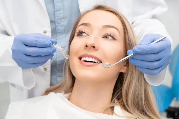 Frau Lässt Zähne Beim Zahnarzt Untersuchen Zahnaufhellung Zahnpflegekonzept — Stockfoto