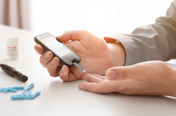 Man Met Glucometer Bloedsuikerspiegel Controleren Diabetes Concept — Stockfoto