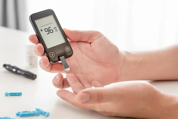 Man Using Glucometer Checking Blood Sugar Level Diabetes Concept — Stock Photo, Image