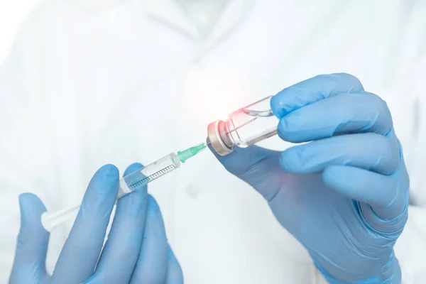 Doktor Elinde Aşı Şişesi Şırınga Tutuyor Grip Grip Korona Virüsü — Stok fotoğraf