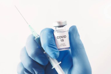 Doktor Covid-19 aşı şişesini ve şırıngayı elinde tutuyor. Grip, grip, korona virüsü aşısı