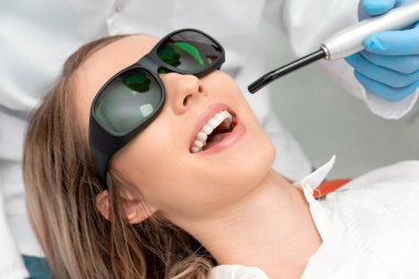 Modern bir lazer diş tedavisi yöntemi kullanıyor. Diş bakımı, mükemmel gülümseme.