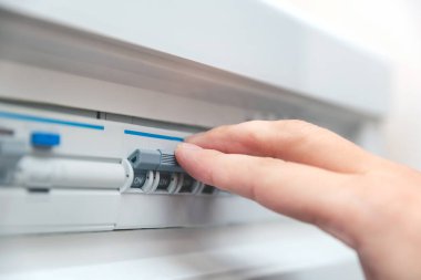 Adam şu anki sigortaları devre dışı bırakıyor. Elektriksel aygıtlar koruması