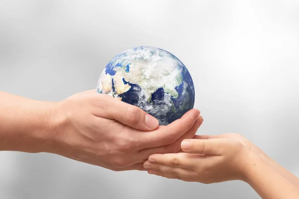 Człowiek Daje Dziecku Ziemski Glob Koncepcja Światowego Dnia Środowiska Elementy — Zdjęcie stockowe