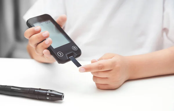 Young Boy Using Glucometer Checking Blood Sugar Level Diabetes Children — Stock Photo, Image