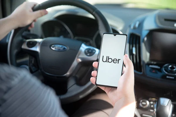 Wroclaw Lengyelország Aug 2020 Uber Driver Holding Smartphone Car Uber — Stock Fotó