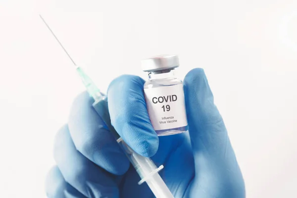 Dokter Die Fles Met Covid Vaccin Spuit Met Naald Vasthoudt — Stockfoto