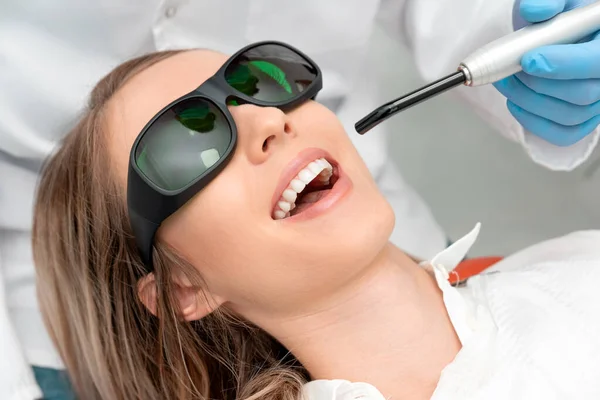 Usando Método Moderno Tratamento Dentes Laser Cuidados Dentários Sorriso Perfeito — Fotografia de Stock
