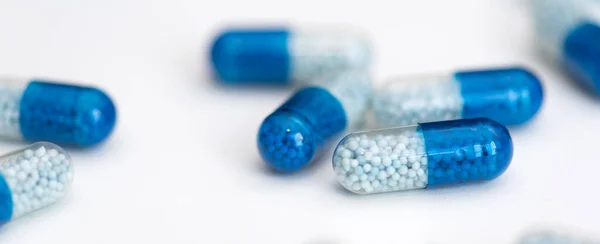 Blauwe Capsule Pillen Witte Achtergrond Gezondheidszorg Medisch Farmaceutisch Concept — Stockfoto