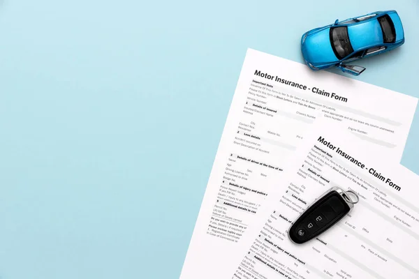 青い背景に車の保険 保険契約と車のキー — ストック写真