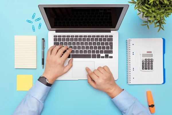 Arbeitsbereich Mit Laptop Büromaterial Mann Arbeitet Auf Stilvollem Schreibtisch — Stockfoto