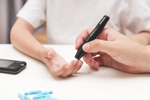 Rapaz Usar Glicosímetro Verificar Nível Açúcar Sangue Diabetes Conceito Cuidados — Fotografia de Stock