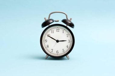 Analog saat ön görünümü, mavi arkaplan üzerinde izole