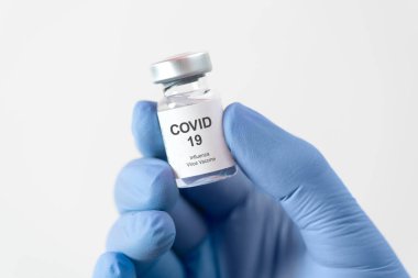Covid-19 aşı şişesini tutan doktor. Grip, grip, korona virüsü aşısı