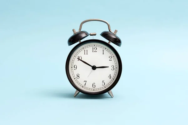 Reloj Analógico Vista Frontal Aislado Sobre Fondo Azul — Foto de Stock