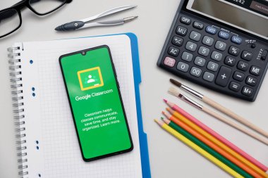 Wroclaw, Polonya - OCT 13, 2020: Google Sınıfı uygulama logosu akıllı telefonda. Uzaktan eğitim başvurusu, görevleri oluşturma ve paylaşmayı basitleştirin.