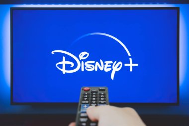 Wroclaw, Polonya - OCT 13, 2020: Arka planda TV ekranında Disney + logosu. Disney + yeni bir çevrimiçi video yayınlama hizmeti