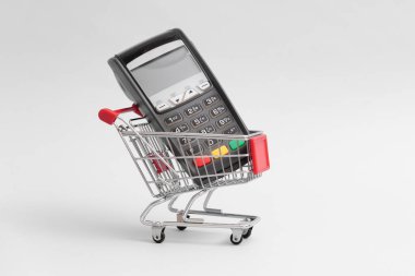 Ödeme terminali olan alışveriş arabası. İnternet ticareti kavramı