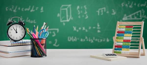 Zurück Zur Schule Studentensachen Auf Dem Schreibtisch Tafel Hintergrund — Stockfoto