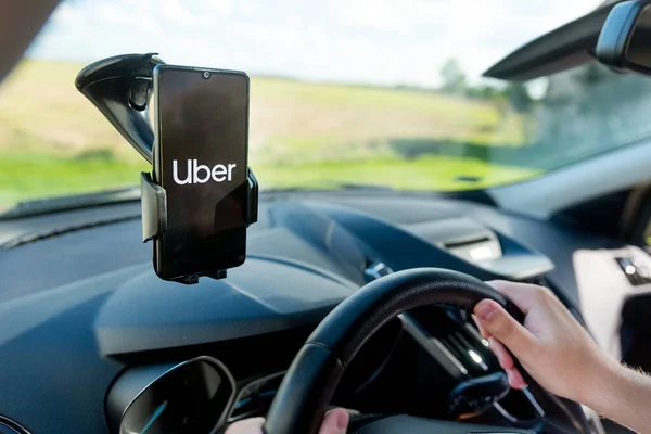 Wroclaw Lengyelország Aug 2020 Uber Driver Holding Smartphone Car Uber — Stock Fotó