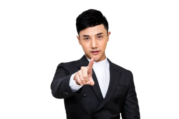 若いアジア系のビジネスマンの手を上げるし クリッピング パスと白い背景のプッシュ ボタンに指を指す — ストック写真