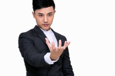 Bir şey elinde tutan genç işadamı