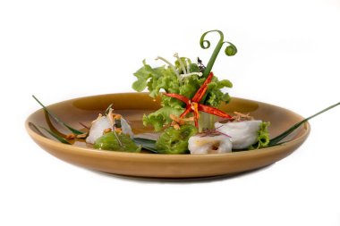 Akış taze pirinç unu mayınlı ahşap kulak fungur, arpacık ve zemin domuz eti ile beyaz arka plan üzerinde rulo; Sağlıklı gıda kavramı