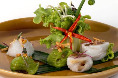 Akış taze pirinç unu mayınlı ahşap kulak fungur, arpacık ve zemin domuz eti ile beyaz arka plan üzerinde rulo, kapat; Sağlıklı gıda kavramı