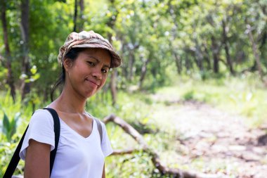 İz dağ yolunu sırasında gülümseyen şapka ile Tay trekking Bayan portresi 
