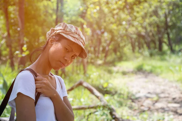 İz dağ altında sıcak ışık yolunu sırasında şapka ile Tay trekking Bayan portresi flare