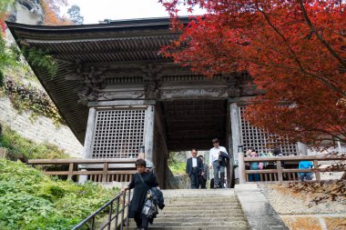 Yamadera, Yamagata ili Japonya, 7 Kasım 2015; Birçok turist Sonbahar sezonunda Nio-mon geçitten Yamadera için gel