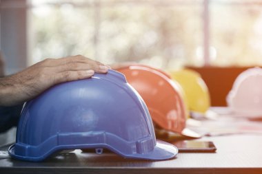 Grup satırı olarak Toplantı Masası penceresinden ışık parlama ile birlikte yerleştirerek Emanet kask