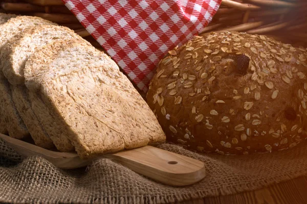 Primo Piano Panino Sesamo Pane Fette Piatto Legno Con Bagliore — Foto Stock