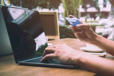 Erkek müşteri online alışveriş satın alma maddeden ödemek için kredi kartı kullanmak; internet alışveriş kavramı