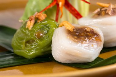 Akış taze pirinç unu mayınlı ahşap kulak, arpacık ve zemin domuz eti ile beyaz arka plan üzerinde rulo, kapat; Sağlıklı gıda kavramı