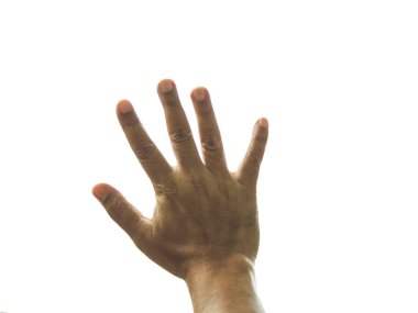  Kırpma yolu ile beyaz zemin üzerine avuç açarak yükselen adam
