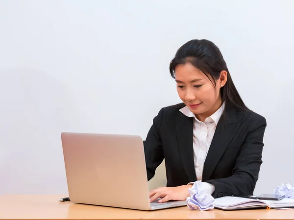 Mulher Asiática Digitando Texto Laptop Fundo Branco — Fotografia de Stock