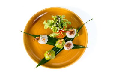 Akış taze pirinç unu mayınlı ahşap, arpacık ve zemin domuz eti ile kırpma yolu ile beyaz arka plan üzerinde rulo, kapat; Sağlıklı gıda kavramı