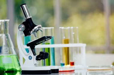 Tablo Labaratuar donanımları kimyasal laboratuvar mikroskop; Laboratuvar araştırma ve geliştirme kavramı 