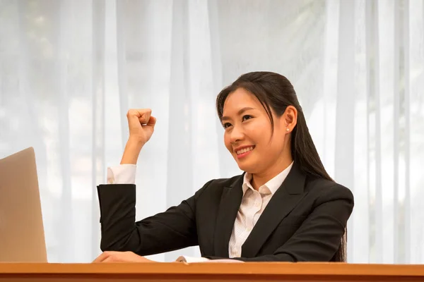 Mulher asiática perceber e sorrir — Fotografia de Stock