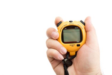 kırpma yolu ile beyaz arka plan üzerinde rekabet için aralık süresini ölçmek için stop watch tutan adam