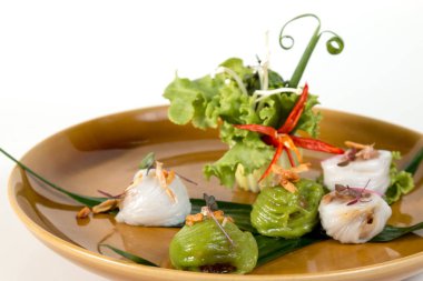 Beyaz arka plan üzerinde mined ahşap kulak, arpacık ve zemin domuz eti ile Akarsu Taze pirinç unu rulo; Sağlıklı gıda kavramı