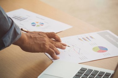 Asya yöneticisi Satış departmanından gelen iş raporunu kontrol edin 