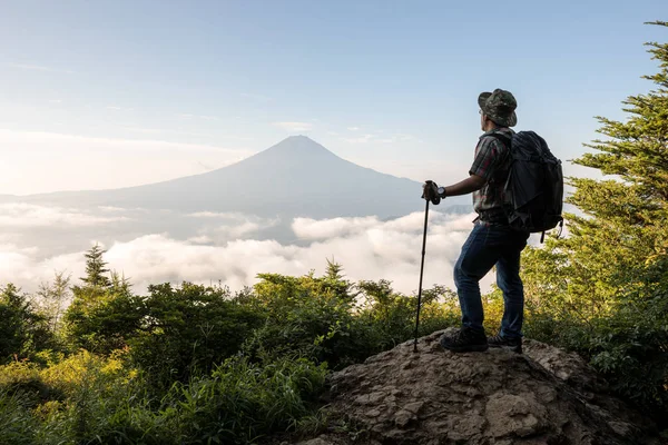 Genç Asyalı turist Japonya yaz sezonunda Fuji Dağı görmek için üst trekking
