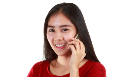 Asyalı genç bir kadın cep telefonuyla konuşmak için arıyor; beyaz arka planda güzel bir genç.
