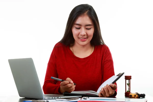 Jovem Mulher Asiática Escrevendo Memorando Enquanto Verifica Gráfico Volume Venda — Fotografia de Stock