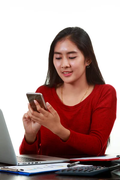 Jeune Femme Asiatique Tapant Mémo Sur Téléphone Mobile Tout Vérifiant — Photo